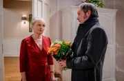 Helene (Sabine Werner, l.) lehnt Udos (Frank Sollmann, r.) Entschuldigung ab.