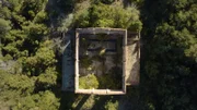 Auf der abgeschotteten Insel Huemul fand in den 50er Jahren Argentiniens vermeintlicher Durchbruch in der Kernfusion statt, der sich jedoch als fataler Betrug herausstellte.