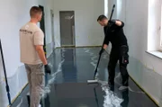 Fast fertig: Der Hochglanz-Boden wird nach dem Designen noch matt versiegelt.
