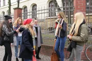 Lisa Schroth (Ella Zirzow, 3.v.li.) hat seit einiger Zeit Probleme mit ein paar Schülerinnen ihrer Schule. Die Mädchen-Gang, allen voran Marlen Löscher (Matilda März, 2.v.re.), macht sich über Lisa lustig und bezeichnet sie sogar als "Freak".