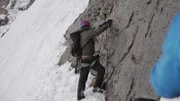 eine Person, die auf einen Felsen klettert
