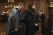 Treville (Hugo Speer, l.); König Ludwig XIII. (Ryan Gage)