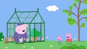 Opa Wutz (l.) erklärt Peppa (r.) und George (m.) alles über sein Glashaus.