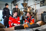 Während Haase (Fabian Harloff, 2.v.r.) Franzi (Rhea Harder-Vennewald, l.) über den Zustand seiner Patientin ins Bild setzt, schaut sich Hans (Bruno F. Apitz, M.) den Tatort an.