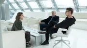 Anwalt Markus Gellert (Herbert Knaup, M.) und Assistentin Charlie (Mathilde Bundschuh, l.) führen ein wenig freundliches Gespräch mit dem Chef einer Gaming-Firma (Rafael Gareise, r.): Der Gamer hat Gellerts Sohn angezeigt.