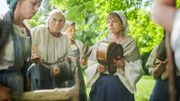 Vor der Praterschlacht sammeln sich die Frauen zu einem friedlichen Protestzug und verteilen Töpfe und Deckel, um Katzenmusik zu machen – eine laute Protestform, bei der Missstände durch Lärm angeprangert werden.