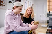 Yvonne (Tanja Lanäus, r.) wundert sich über Caspars (Andreas Hagl, l.) Reaktion auf das Tagebuch seines Vaters.