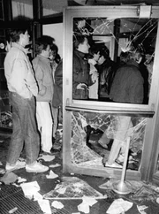 Die Kundgebung der Bürgerinitiative "Neues Forum" eskaliert, und die Demonstranten stürmen das Berliner Büro der Stasi.