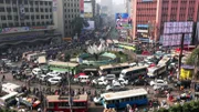 Bangladeschs Hauptstadt Dhaka ist die Stadt mit der größten Bevölkerungsdichte des Planeten. Mit inzwischen 20 Millionen Einwohnern und ohne Platz für weiteres Flächenwachstum platzt die Metropole aus allen Nähten. In der Monsunzeit fluten Abwässer große Teile der Stadt.
