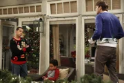 Weihnachten steht vor der Tür und Walden (Ashton Kutcher, r.) und Alan (Jon Cryer, l.) wollen ihrem Pflegesohn Louis (Edan Alexander, M.) ein perfektes Weihnachtsfest organisieren. Doch wird ihnen das gelingen?