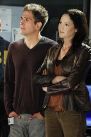 Greg (Eric Szamanda) und Sara (Jorja Fox) folgen aufmerksam den Ausführungen zweier FBI-Agenten, die das CSI-Team bei der Aufklärung des Mordes an dem Ex-Soldaten unterstützen wollen.