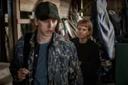 Vilhelm (Valter Skarsgård) überrascht die untergetauchte Stella (Sigrid Johnson) in ihrem Versteck.