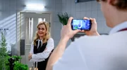 Caspar (Andreas Hagl, r. mit Tanja Lanäus, l.) dreht ein Video für seinen Onkel.
