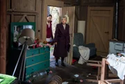 Helene (Sabine Werner, r.) findet in der Hütte, wo Tom und Christoph waren, Kampfspuren.