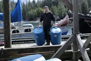 David Squibb hilft, das Dock der Gemeinde über Wasser zu halten.
