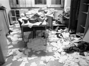 Zehntausende Menschen dringen in das Gebäude der Stasi-Zentrale und plündern das Inventar.