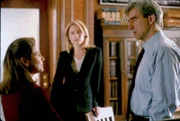 Die Verteidigerin Danielle Melnick (Tovah Feldshu, li.) versucht bei den Staatsanwälten Southerlyn (Elisabeth Röhm) und McCoy (Sam Waterston) gegen die verschärften Haftbedingungen ihres Mandanten Preuss anzugehen.