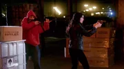Lindsey Boxer (Angie Harmon) wird von einem Mann mit Kapuzenpulli (Neil Hopkins) bedroht.