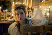 Carrie (Sofia Oxenham) macht sich für ihr Date mit Graf Charles hübsch. Sie ist von ihm sehr angetan und sucht immer wieder das Zwiegespräch mit ihm. Ihre Möglichkeit, sein Wesen anzunehmen, begeistert sie sehr.