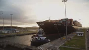 Dank der langen Schleusen können auch große Frachtschiffe den Panamakanal nutzen.