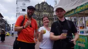 Zauberer Kalibo, Passagiere Isabell und Bastian trinken Zuckerrohrsaft auf im Casco Viejo Viertel in Panama City