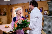 Tom (Milan Marcus, r.) bedankt sich bei Hildegard (Antje Hagen, l.) und zeigt sich zuversichtlich bezüglich Alexandra.