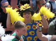 Mit Sonnenblumenschmuck und gelber Boa tanzt ein Raver am 10. Juli in Berlin. Bei der Loveparade erwarten die Veranstalter mehr als eine Million Teilnehmer aus aller Welt in der Hauptstadt.