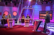 Moderator Florian Weber (rechts) überprüft im Wissensquiz „Meister des Alltags“ die Praxisnähe seiner prominenten Kandidaten: Enie van de Meiklokjes, Bodo Bach, Alice Hoffmann und Giovanni Zarrella (v. li.).