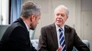 Werner (Dirk Galuba, r. mit Sven Waasner, l.) will die Verabredung von Katja und Markus vereiteln.