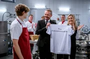 Caspar (Andreas Hagl, l. vorne mit Sven Waasner, M. vorne & Tanja Lanäus, r. vorne) wird in die Küchenmannschaft aufgenommen.