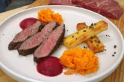Christian Berdis Hauptgericht: Flat Iron Steak mit Kartoffel Pavé Karottenstampf und Rote Beete Espuma.