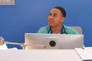 Gino Brown (Cameron J. Armstrong) informiert die Officers über den Zustand seines Patienten.