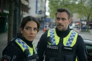 Isa (Lilli Hollunder) und Kris (Marc Barthel) gehen Hinweisen im Fall Fabiu Lupu nach, der von einem Unbekannten niedergeschlagen wurde.