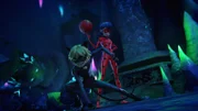 L-R: Cat Noir und  Ladybug