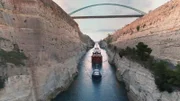 Der Kanal von Korinth ist eine bedeutende Wasserstraße. Das beeindruckende Bauwerk verbindet den Korinthischen Golf mit dem Saronischen Golf.