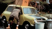 Der Transport des neuen Fernsehapparats gestaltet sich für Mr. Bean (Rowan Atkinson) recht kompliziert.