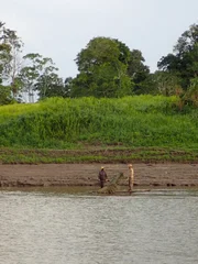 Großaufnahme von Bill McConnell und Grady Powell auf einem Floß am Ufer des Amazonas.