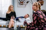 Yvonne (Tanja Lanäus, l. mit Laura Osswald, r. & Sven Waasner, M.) erkennt, dass Caspar nach dem Tod seiner Eltern zutiefst einsam ist.