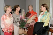 Maren (Eva Mona Rodekirchen, 2.v.r.) ist für den Beistand ihrer Freundinnen Yvonne (Gisa Zach, l.), Nina (Maria Wedig, 2.v.l.) und Katrin (Ulrike Frank) dankbar.