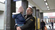 Jan und seine Tochter Jolien droht die Obdachlosigkeit, da die Vermieterin des alleinerziehenden Vaters ihnen fristlos gekündigt hat. Verzweifelt versucht Jan, die Situation zu retten, um nicht mit seiner Tochter auf der Straße zu landen.