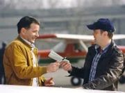 Roland Heilmann (Thomas Rühmann) hat sich einen Traum erfüllt. Gemeinsam mit Thomas Sanders (Hans Heinrich Hardt, rechts) übernimmt er die Teilhaberschaft an ein Flugzeug und kann immer wann er will, den Wolken ein Stück näher sein.