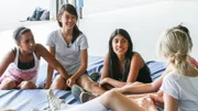 Die fünf WG-Mädchen in Diskutier-Laune: Es geht um Haare, Hochzeiten und das "erste Mal". Von links: Feli, My, Hilla, Alina und Janina.