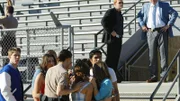 Im Stadion von Miami wird die 17-jährige Blaire Hawkins an einen Pfeiler gefesselt und gesteinigt aufgefunden. Schnell stellt sich für Horatio (David Caruso, hinten l.) und Det. Frank Tripp (Rex Linn, hinten r.) heraus, dass es Verdächtige im Übermaß gibt...