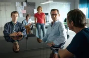 Durch David Kutadas (Juri Senft, l.) Befragung hoffen Ida (Amelie Plaas-Link, 2.v.l.), Tomke (Anjorka Strechel, m.),  Lars (Ingo Naujoks, 2.v.r.) und Finn (Sven Martinek, r.) den Tathergang genau rekonstruieren zu können.