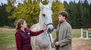 Philipp (Robin Schick, r. mit Teresa Klamert, l.) ist erleichtert, als Apollo seine Kolik überwindet.