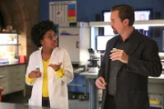 Kasie Hines (Diona Reasonover, l.); Timothy McGee (Sean Murray, r.)
