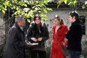 Alois fühlt sich in seiner neuen Rolle als Renovierungsberater sehr wohl. Von links: Alois Preissinger (Erich Hallhuber sen.), die Hausbesitzerin (Gabriele Koss), Caro Ertl (Teresa Rizos) und Ludwig Brunner (Martin Wenzl).