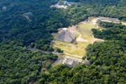 Die Azteken tendierten dazu, ihren Haupttempel von Osten nach Westen auszurichten. Insbesondere bei Tenochtitlans Großem Tempel sind die beiden Schreine so positioniert, dass zur Sonnenwende die Sonne direkt zwischen ihnen aufgeht.