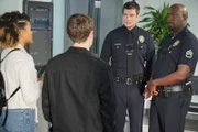 John Nolan (Nathan Fillion, 2.v.r.) und Sergeant Wade Grey (Richard T. Jones, r.) bekommen Besuch von ihren Kindern.