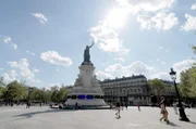 Der Pariser Place de la République: Das berühmte Monument in der Mitte macht den Platz unverkennbar.